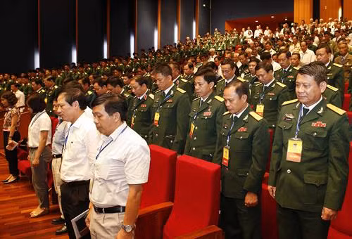 Các đại biểu tưởng niệm các Anh hùng Liệt sĩ. Ảnh: Doãn Tấn - TTXVN