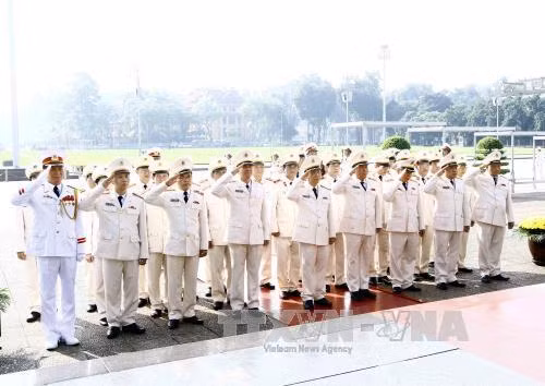 Đoàn đại biểu Đảng ủy Công an Trung ương và Bộ Công an đặt vòng hoa và vào Lăng viếng Chủ tịch Hồ Chí Minh. Ảnh: An Đăng - TTXVN