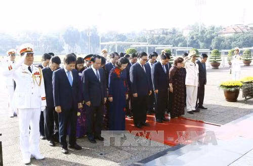 Đoàn đại biểu Thành ủy, Hội đồng nhân dân, Ủy ban nhân dân, Ủy ban Mặt trận Tổ quốc Thanh phố Hà Nội đặt vòng hoa và vào Lăng viếng Chủ tịch Hồ Chí Minh. Ảnh: An Đăng - TTXVN