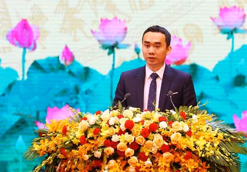 Giảng viên Lê Nguyên Khương của Trường Đại học Công nghệ Giao thông vận tải Hà Nội, đảng viên Đảng Cộng sản Việt Nam đại diện cho thế hệ trẻ phát biểu tại Lễ kỷ niệm. Ảnh: Anh Tuấn - TTXVN