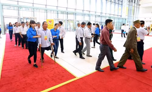Đón các đại biểu về dự Lễ kỷ niệm cấp quốc gia 70 năm Ngày Thương binh – Liệt sĩ. Ảnh: Anh Tuấn - TTXVN