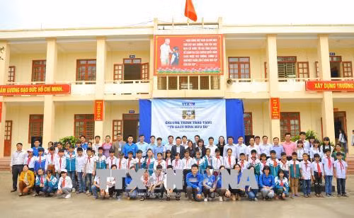 Phó Tổng giám đốc TTXVN Lê Quốc Minh và các cán bộ, phóng viên, đoàn viên thành niên TTXVN; Ban Giám hiệu nhà trường với các em học sinh Trường THCS Cúc Phương chụp ảnh chung. Ảnh: Minh Đức - TTXVN
