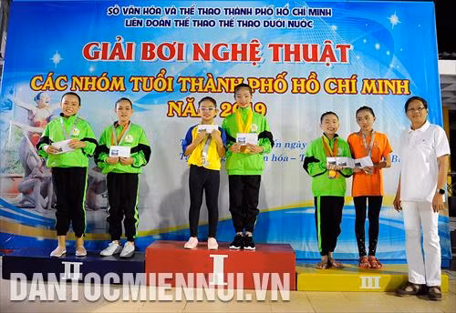 Ban tổ chức trao huy chương và phần thưởng cho các vận động viên đạt thành tích cao tại giải đấu