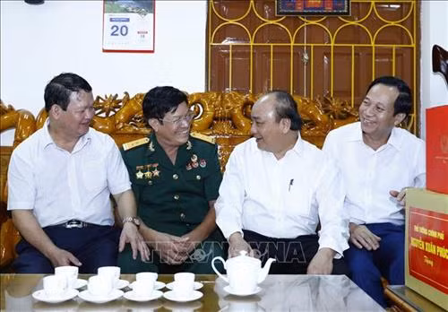 Thủ tướng Nguyễn Xuân Phúc đến thăm và tặng quà cho ông Bùi Xuân Xanh, thương binh 66% tại Phường Kim Tân, Thành phố Lào Cai. Ảnh: Thống Nhất - TTXVN