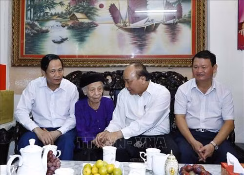 Thủ tướng Nguyễn Xuân Phúc thăm và tặng quà cho bà Trần Thị Don là vợ liệt sỹ tại phường Bắc Cường, Thành phố Lào Cai. Ảnh: Thống Nhất – TTXVN