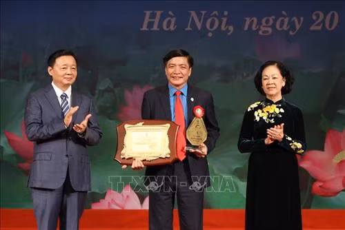 Đồng chí Trương Thị Mai, Uỷ viên Bộ Chính trị, Bí thư Trung ương Đảng, Trưởng ban Dân vận Trung ương và Bộ trưởng Bộ Tài Nguyên và Môi trường Trần Hồng Hà trao "Giải thưởng Nguyễn Văn Linh" cho Chủ tịch Tổng Liên đoàn Lao động Việt Nam Bùi Văn Cường. Ảnh: Dương Giang - TTXVN