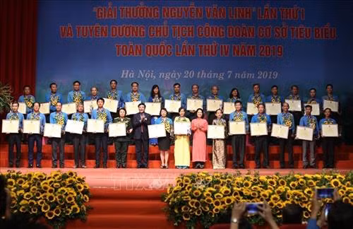 Chủ tịch Tổng Liên đoàn Lao động Việt Nam Bùi Văn Cường và bà Trần Thanh Bình, Phó Chánh văn phòng Trung ương Đảng với các Chủ tịch Công đoàn cơ sở tiêu biểu. Ảnh: Dương Giang - TTXVN
