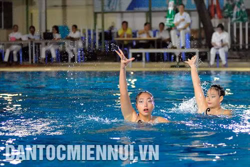 Các vận động viên ở nhóm 16 tuổi trở lên thể hiện phần thi liên kết đôi tại giải đấu