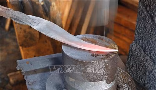 Một trong những công đoạn rèn dao. Ảnh: Tuấn Anh-TTXVN