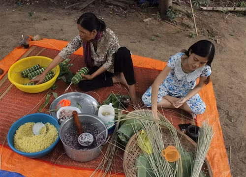 Đồng bào Khmer làm bánh tét chuẩn bị đón Tết