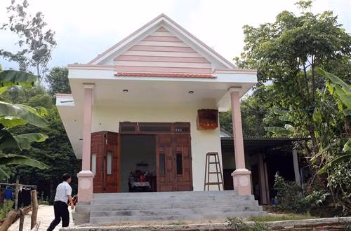 Ngôi nhà mới của bà Nguyễn Thị Bốn, Mẹ VNAH vừa được hỗ trợ xây mới hoàn thành bàn giao nhân dịp kỷ niệm 70 năm Ngày Thương binh - Liệt sĩ tại huyện Điện Bàn (Quảng Nam). Ảnh: Trần Lê Lâm - TTXVN