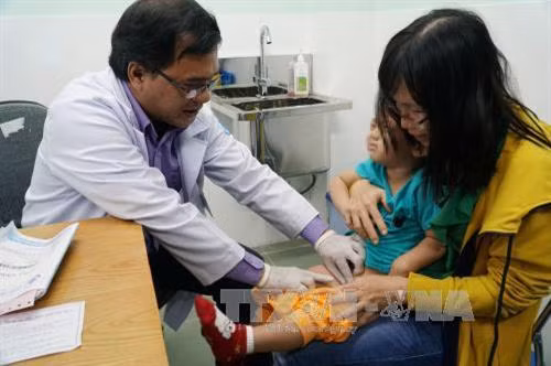 Bác sĩ Bệnh viện Nhi đồng 1, Thành phố Hồ Chí Minh thăm khám cho bệnh nhi bị hẹp bao da quy đầu. Ảnh: Phương Vy – TTXVN