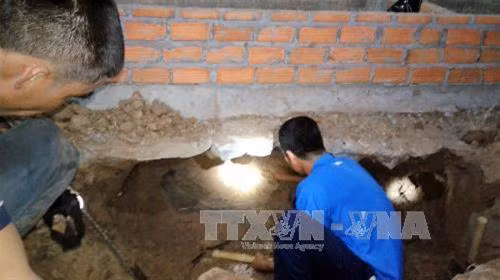 Các chiến sỹ Đội tìm kiếm, cất bốc hài cốt liệt sỹ tỉnh Bình Phước - Đội K72 tìm, lấy mộ liệt sỹ dưới móng trường học đầu năm 2017. Ảnh: TTXVN