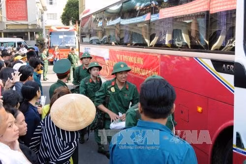 Các tân chiến sỹ tạm biệt người thân lên đường nhập ngũ tại điểm giao quân Quận Bình Thạnh Ảnh: An Hiếu - TTXVN