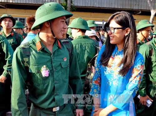 Giây phút chia tay tiễn thanh niên lên đường nhập ngũ tại điểm giao quân Quận 9, Thành phố Hồ Chí Minh. Ảnh : Thế Anh - TTXVN