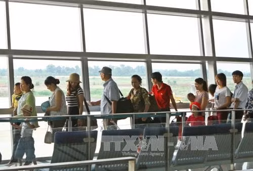 Hành khách rời phòng đợi để chuẩn bị lên máy bay tại sân bay Buôn Ma Thuột chiều 3/6. Ảnh: Dương Giang- TTXVN