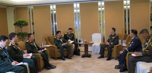 Nhân dự Đối thoại Shangri-La lần thứ 15 (SLD 15) tại Singapore, ngày 3/6/2016, Phó Tổng Tham mưu trưởng Quân đội nhân dân Việt Nam, Thượng Tướng Võ Văn Tuấn tiếp song phương Quyền Phó Tổng Tham mưu trưởng Philippines, Trung tướng Miranda. Ảnh: Việt Dũng – TTXVN