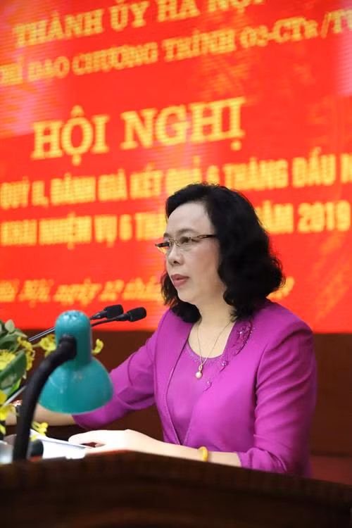 Phó Bí thư Thường trực Thành ủy Hà Nội Ngô Thị Thanh Hằng phát biểu kết luận hội nghị. Tại hội nghị, Phó Bí thư Thường trực Thành ủy Hà Nội Ngô Thị Thanh Hằng đã trao Quyết định công nhận 2 xã thuộc huyện Mỹ Đức đạt chuẩn nông thôn mới và 3 xã thuộc huyện Đan Phượng đạt chuẩn nông thôn mới nâng cao.