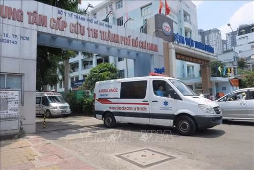 Xe cấp cứu xuất phát từ Trung tâm Cấp cứu 115 Thành phố Hồ Chí Minh đi vận chuyển người nghi ngờ mắc COVID-19. Ảnh: Đinh Hằng - TTXVN