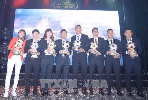 Các cầu thủ nhận giải tại Lễ trao giải Quả bóng Vàng năm 2017. Ảnh: Quang Nhựt – TTXVN