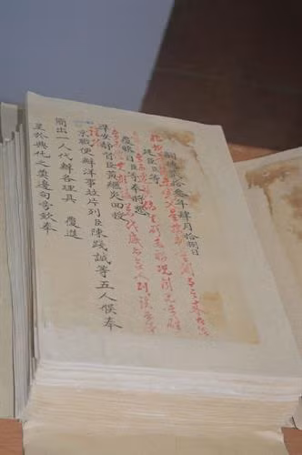 Bản gốc Châu bản triều Nguyễn với ngự phê của vua Tự Đức. Ảnh: tienphong.vn