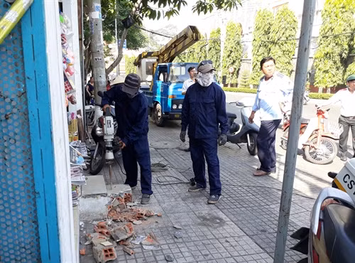Lực lượng chức năng xử lý những công trình sai phạm. Ảnh : Huyền Trang - TTXVN