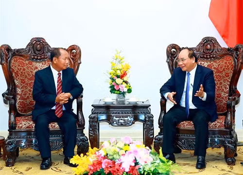 Thủ tướng Nguyễn Xuân Phúc tiếp Trung tướng Somkeo Silavong, Bí thư Trung ương Đảng Nhân nhân Cách mạng Lào, Bộ trưởng Bộ An ninh CHDCND Lào nhân chuyến thăm và làm việc tại Việt Nam. Ảnh: Thống Nhất-TTXVN