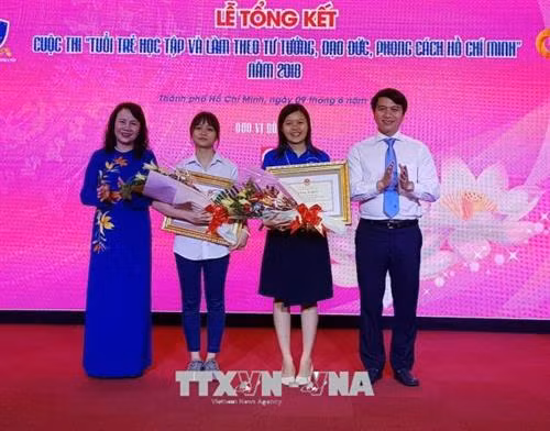 Thứ trưởng Bộ Giáo dục và Đào tạo Nguyễn Thị Nghĩa (trái), Bí thư Trung ương Đoàn Nguyễn Ngọc Lương (phải) trao giải Nhất cuộc thi cho thí sinh. Ảnh: Thu Hoài - TTXVN