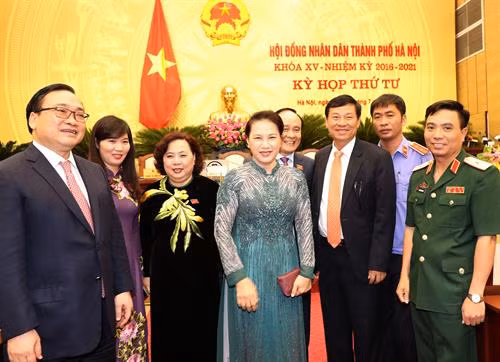 Chủ tịch Quốc hội Nguyễn Thị Kim Ngân với các đại biểu. Ảnh: Trọng Đức - TTXVN