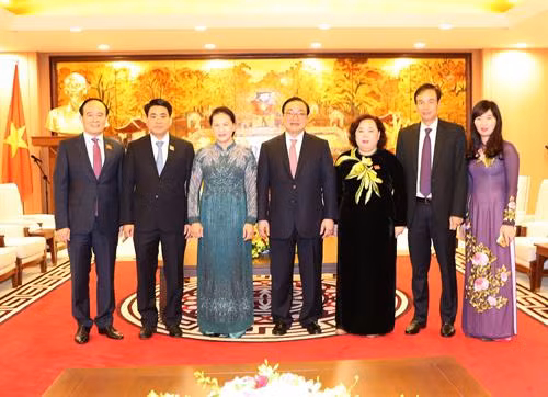Chủ tịch Nguyễn Thị Kim Ngân với các đại biểu dự Khai mạc Kỳ họp thứ tư, Hội đồng nhân dân Thành phố Hà Nội. Ảnh: Trọng Đức - TTXVN