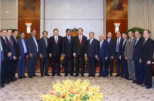 Chủ tịch nước Trần Đại Quang và Phó Thủ tướng, Bộ trưởng Bộ Nội vụ Vương quốc Campuchia Samdech Krolahom Sar Kheng và các đại biểu chụp ảnh chung. Ảnh: Nhan Sáng-TTXVN