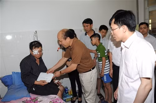 Lãnh đạo Thành phố Cao Bằng đến thăm hỏi, động viên và hỗ trợ 21 triệu đồng cho gia đình bị nạn. Ảnh: Quốc Đạt- TTXVN