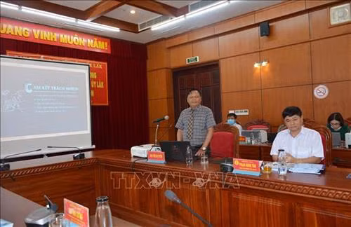 Ứng viên ứng tuyển chức danh Bí thư Huyện ủy Buôn Đôn trình bày chương trình hành động và trả lời chất vấn. Ảnh: Hoài Thu – TTXVN