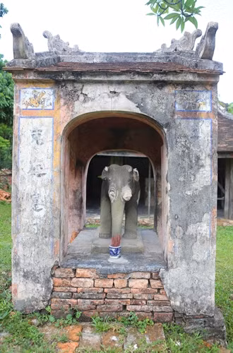 Miếu thờ thần vị voi trong điện Voi Ré đã xuống cấp.