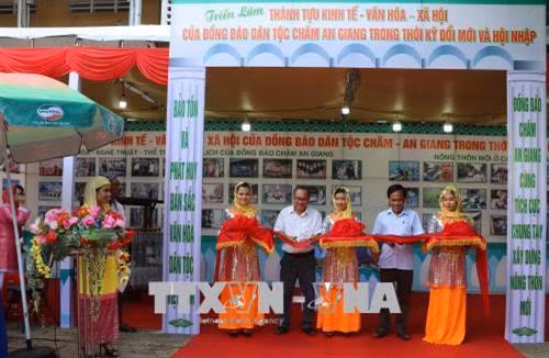 Ban tổ chức cắt băng khai mạc Triển lãm Thành tự kinh tế-văn hóa-xã hội đồng bào Chăm tỉnh An Giang trong thời kỳ hội nhập. Ảnh: Công Mạo-TTXVN
