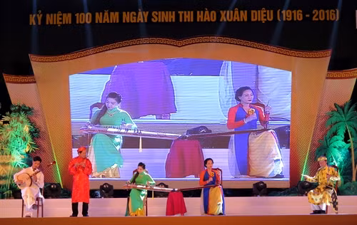 Một tiết mục trong chương trình nghệ thuật “Quê mình quê thơ” kỷ niệm 100 năm ngày sinh thi hào Xuân Diệu. Ảnh: Công Tường- TTXVN