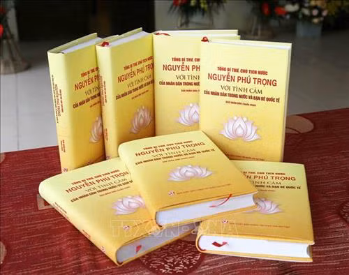 Cuốn sách "Tổng Bí thư, Chủ tịch nước Nguyễn Phú Trọng với tình cảm của nhân dân trong nước và bạn bè quốc tế". Ảnh: Phương Hoa - TTXVN