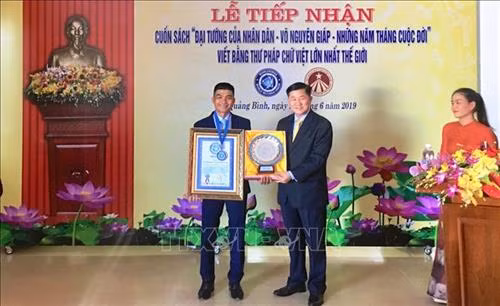 Quyển sách thư pháp “Đại tướng của Nhân dân Võ Nguyên Giáp – Những năm tháng cuộc đời” đã được Tổ chức Kỷ lục Việt Nam Vietkings đại diện cho Liên minh Kỷ lục thế giới xác lập đạt kỷ lục Thế giới. Ảnh: Võ Dung-TTXVN