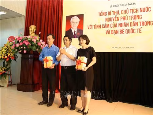 Đồng chí Phạm Minh Chính, Ủy viên Bộ Chính trị, Bí thư Trung ương Đảng, Trưởng Ban Tổ chức Trung ương tặng sách cho các đơn vị. Ảnh: Phương Hoa - TTXVN