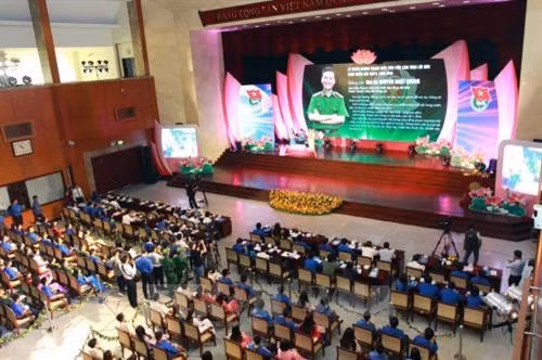 Giao lưu cùng Đại úy Nguyễn Nhật Quang, thanh niên tiêu biểu làm theo lời Bác 2018 tại lễ tuyên dương. Ảnh: Thanh Vũ-TTXVN