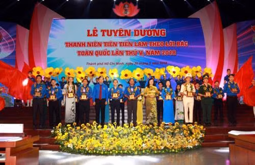 Đồng chí Lê Quốc Phong, Ủy viên dự khuyết Trung ương Đảng, Bí thư thứ nhất Trung ương Đoàn Thanh niên Cộng sản Hồ Chí Minh cùng đồng chí Nguyễn Thị Quyết Tâm, Chủ tịch Hội đồng Nhân dân Thành phố Hồ Chí Minh trao tặng biểu trưng cho Thanh niên tiên tiến làm theo lời Bác toàn quốc lần thứ V - năm 2018. Ảnh: Thanh Vũ-TTXVN