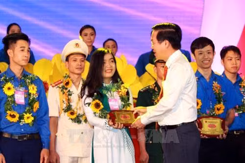 Đồng chí Võ Văn Thưởng, Ủy viên Bộ Chính trị, Bí thư Trung ương Đảng, Trưởng Ban Tuyên giáo Trung ương trao tặng biểu trưng cho Thanh niên tiêu biểu làm theo lời Bác toàn quốc năm 2018. Ảnh: Thanh Vũ-TTXVN
