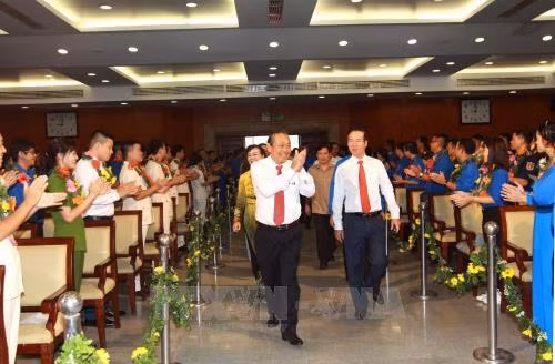 Đồng chí Võ Văn Thưởng, Ủy viên Bộ Chính trị, Bí thư Trung ương Đảng, Trưởng Ban Tuyên giáo trung ương; đồng chí Trương Hòa Bình, Ủy viên Bộ Chính trị, Phó Thủ tướng Thường trực Chính phủ dự lễ tuyên dương Thanh niên tiên tiến làm theo lời Bác toàn quốc lần thứ V - năm 2018. Ảnh: Thanh Vũ-TTXVN