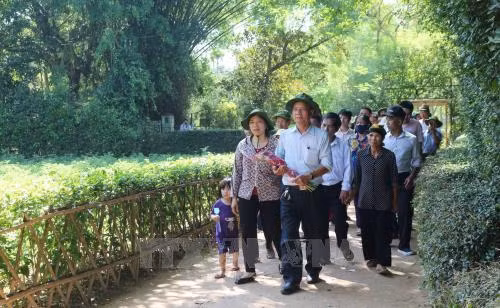 Khách tham quan Khu di tích Kim Liên trong dịp kỷ niệm 128 năm Ngày sinh nhật Bác. Ảnh: Nguyễn Oanh-TTXVN