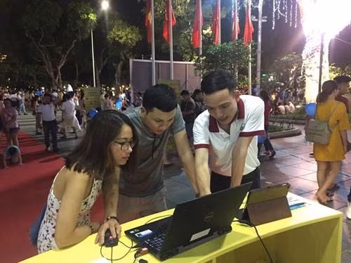 Giới thiệu trang thông tin điện tử Hoàn Kiếm 360 độ đến du khách. Ảnh: Đinh Thuận - TTXVN