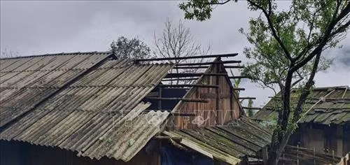 Nhà dân ở thôn Sử Pán, xã Bản Hồ, thị xã Sa Pa bị tốc mái do giông lốc. Ảnh: Hương Thu-TTXVN