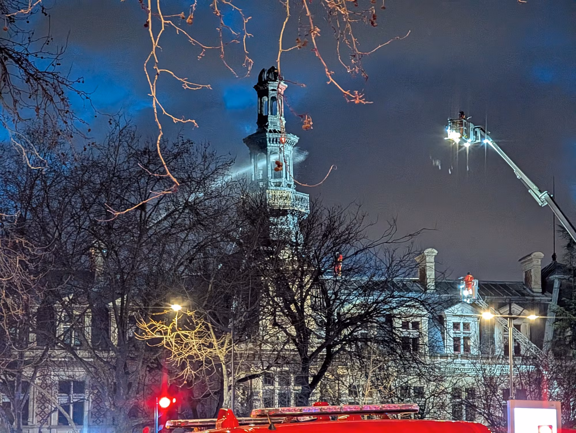 Pháp: Cháy tòa thị chính quận ở Paris