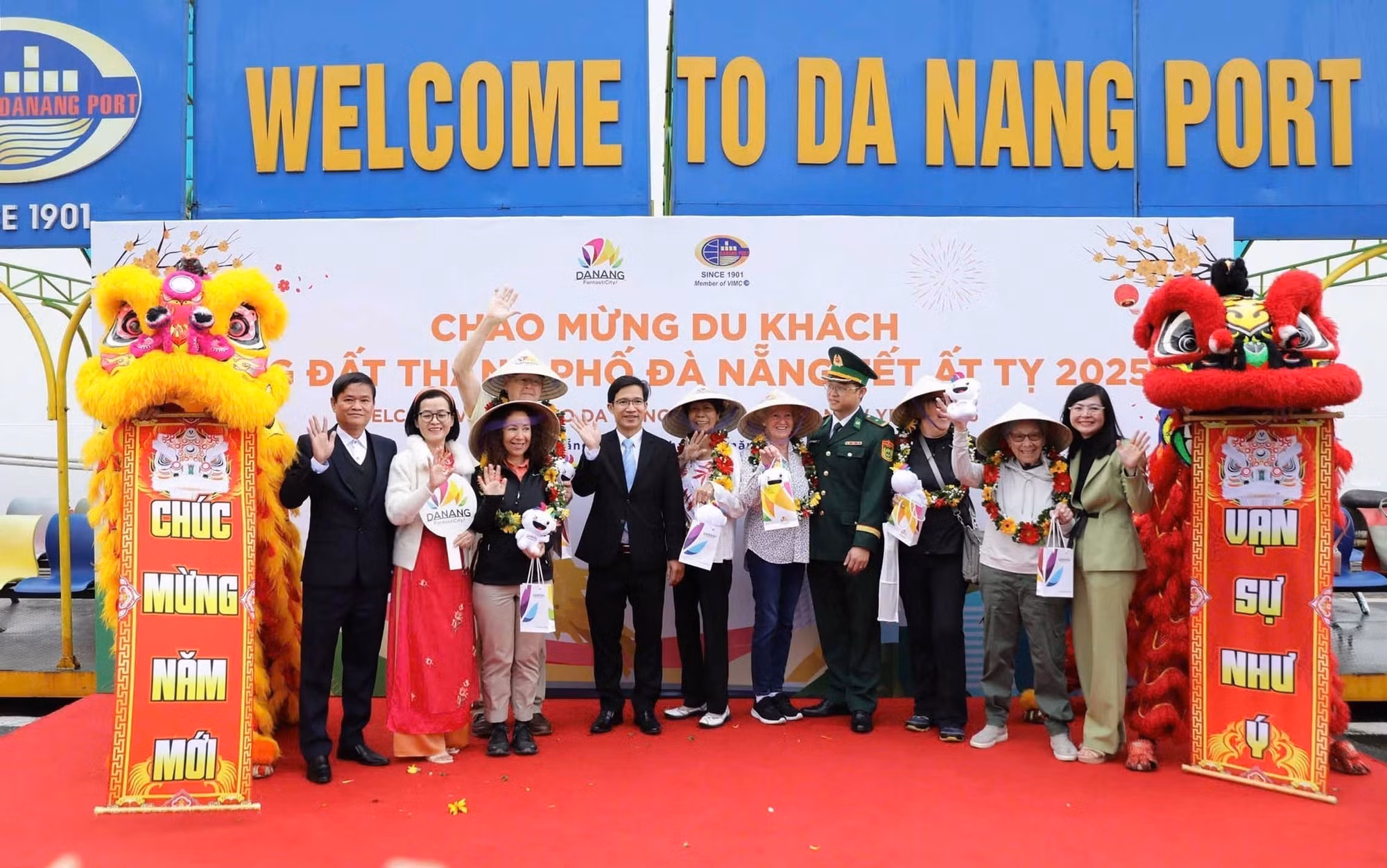 Đà Nẵng rộn ràng đón khách 'xông đất' đầu năm