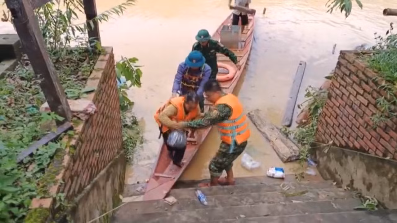 Giải cứu thành công người phụ nữ mắc kẹt nhiều ngày do mưa lũ