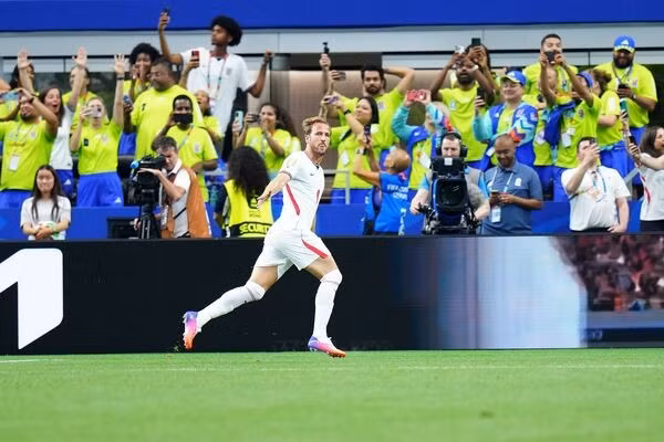 Cổ động viên Anh tự hào về màn trình diễn của Harry Kane
